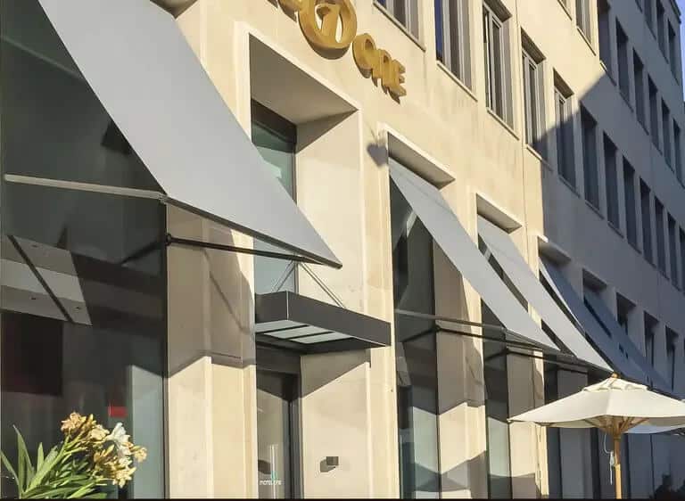 Vertical awning with drop arms