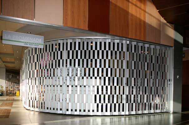 Curved closure in airport store