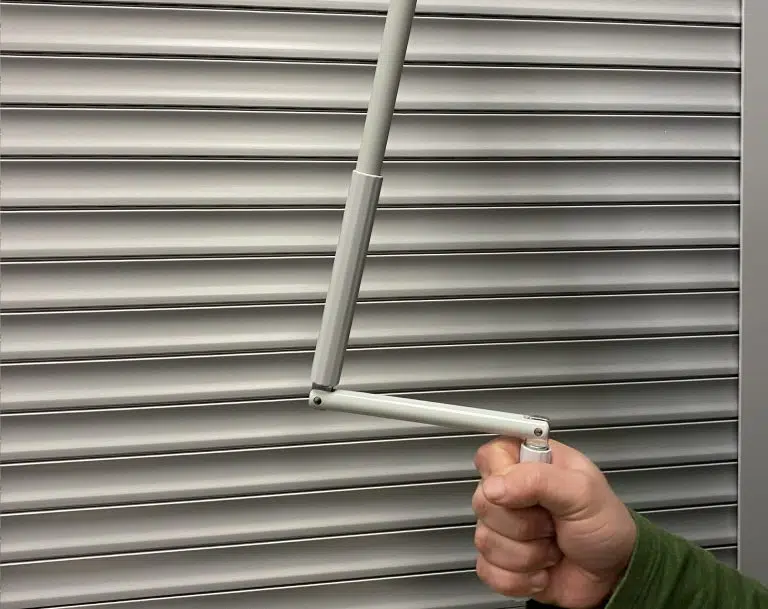 Detachable hand crank rod for manually opening a roll-up shutter